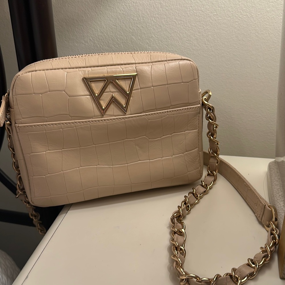 Kelly Wynne crossbody purse